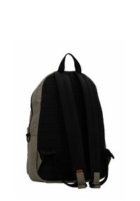 Mochila negra y marrón con un material texturizado, espalda acolchada y correas ajustables. Incluye un asa superior y un bolsillo lateral con cremallera.