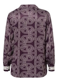 Blouse violet foncé avec un motif géométrique blanc, manches longues avec poignets boutonnés et col classique. Texture de tissu lisse.