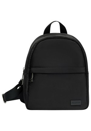 Sac à dos compact noir avec poche zippée à l'avant, bretelles rembourrées et poignée supérieure, étiqueté "PULL&BEAR" sur la partie inférieure avant.