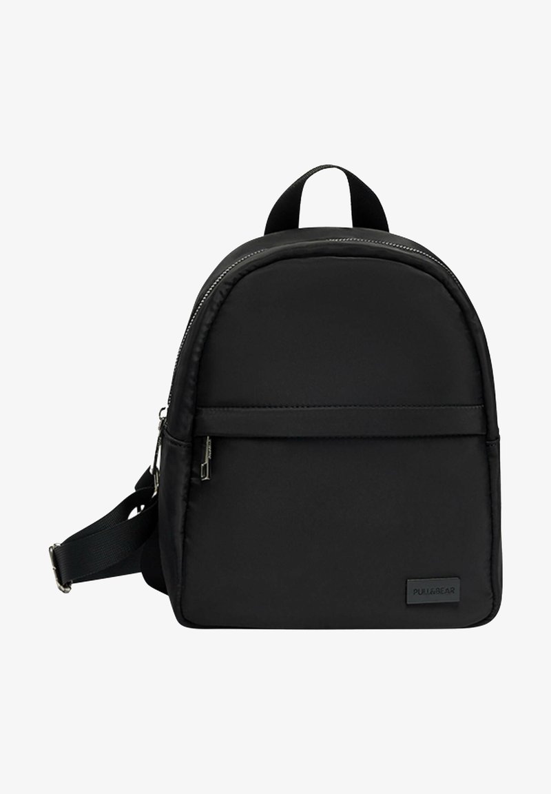 Sac à dos compact noir avec poche zippée à l'avant, bretelles rembourrées et poignée supérieure, étiqueté "PULL&BEAR" sur la partie inférieure avant.