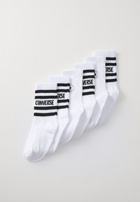 Chaussettes de cheville en coton blanc avec des rayures noires et une étiquette "CONVERSE". Texture lisse, forme ajustée et cinq paires disposées en rangée.