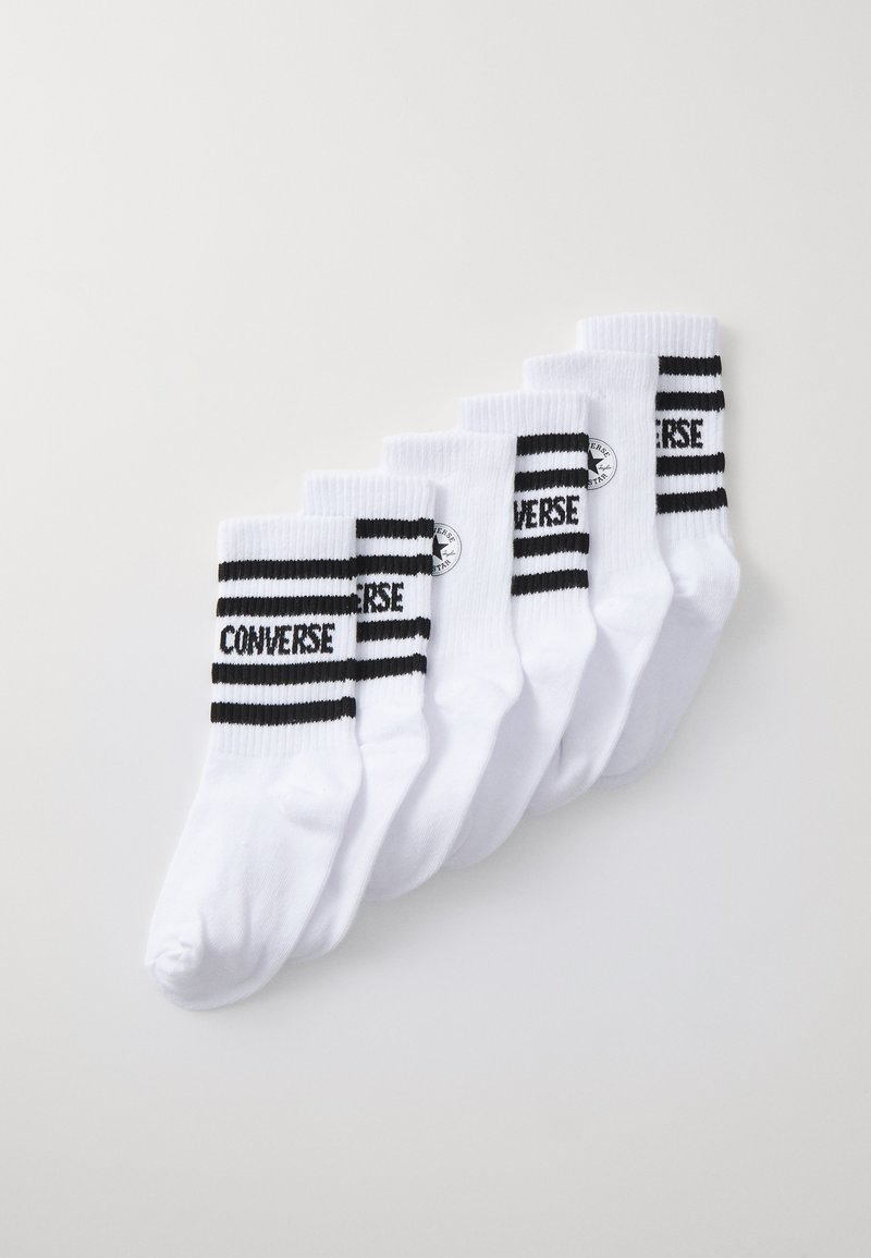 Chaussettes de cheville en coton blanc avec des rayures noires et une étiquette "CONVERSE". Texture lisse, forme ajustée et cinq paires disposées en rangée.