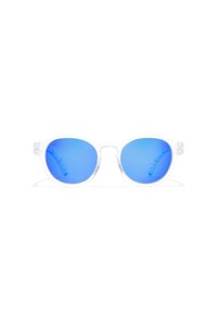 Ochelari de soare cu un cadru din plastic transparent, lentile rotunde cu oglindire albastră și accente texturate subtile pe brațele ochelarilor.