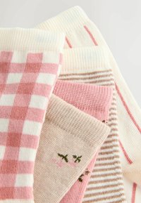 Set de cinci șosete în nuanțe de roz și crem, cu modele ce includ carouri, dungi și detalii brodate florale.