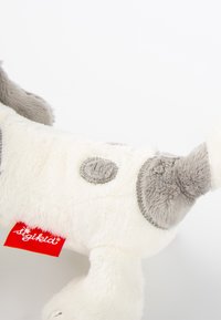 sigikid HUND HELMUT DIE STOFFIS - Cuddly toy - weiß/grau