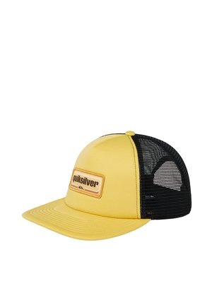 Geel en zwarte mesh trucker cap met een gebogen rand en een rechthoekige beige patch met het label "quiksilver" op het voorpaneel.
