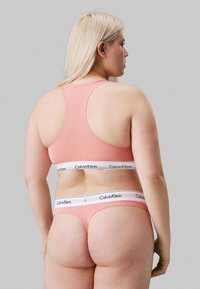 Calvin Klein Underwear THONG ICON COTTON MODAL - String - coral almond