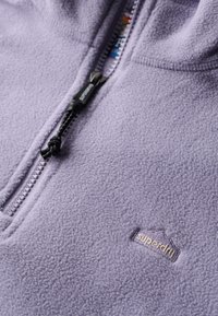 Licht paarse fleece jas met een halve rits aan de voorkant, gestructureerde stof, zwarte ritslip en een klein geborduurd logo op de borst.