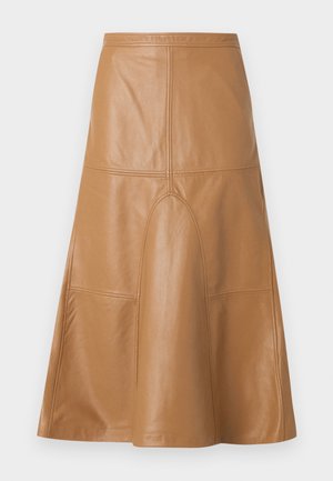 Bruine A-lijn midi rok van imitatieleren met zichtbare naden en een lichte uitlopende zoom, getoond tegen een effen achtergrond.
