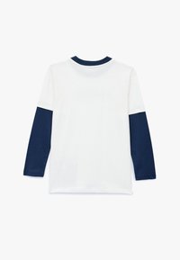 Hvid langærmet skjorte med navyblå ærmer og krave. Blødt stof, enkel design og lige kant uden synlige mønstre eller detaljer.