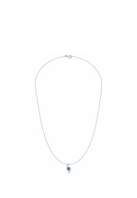 Srebrny naszyjnik z łańcuszkiem i niebieskim kamieniem szlachetnym w zawieszce, charakteryzujący się gładkim, zakrzywionym wzorem oraz zapięciem.