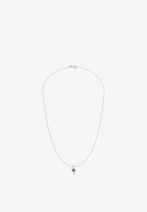 Srebrny naszyjnik z łańcuszkiem i niebieskim kamieniem szlachetnym w zawieszce, charakteryzujący się gładkim, zakrzywionym wzorem oraz zapięciem.