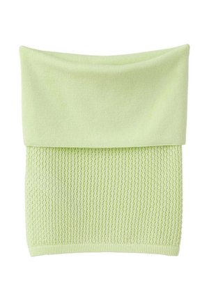 Écharpe tube tricotée vert clair avec moitié inférieure texturée et bord supérieur plié lisse, présentée à plat sur fond blanc.