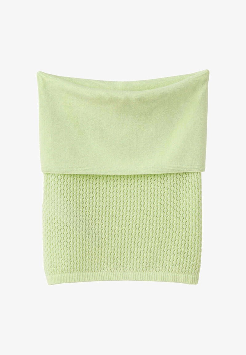 Écharpe tube tricotée vert clair avec moitié inférieure texturée et bord supérieur plié lisse, présentée à plat sur fond blanc.