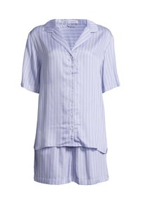 Ljusblå pyjamasset med kort ärm och vita vertikala ränder, med knäppning framtill och matchande shorts med elastisk midja.