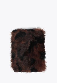 Brun och svart konstpäls, fyrkantig form, med en mjuk textur och växlande färgmönster över ytan.