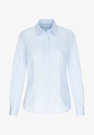 Camicia azzurra chiara con bottoni, realizzata in tessuto morbido, con colletto a punta, maniche lunghe e un design aderente con cuciture laterali sottili.