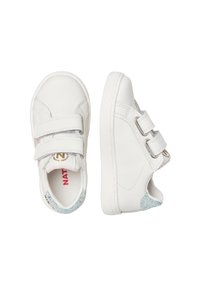 Sneakers bianchi per bambini piccoli con doppie chiusure in velcro, dettagli in glitter sul tallone e punta arrotondata, mostrati in vista frontale e laterale.