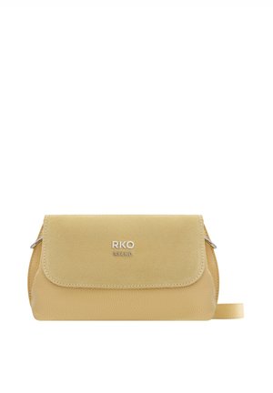 Mała beżowa skórzana torebka na ramię z zamszu z srebrnym logo "RKO RYŁKO" na przednim klapie i regulowanym paskiem na białym tle.