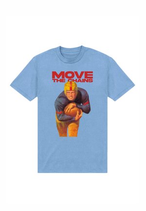 Jasnoniebieska koszulka z vintage piłkarzem w żółtym hełmie trzymającym piłkę, nad czerwonym napisem "RUSZ ŁAŃCUCHAMI."