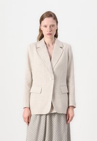 Beige vászon blézer kihajtható gallérral, egygombos záródással és két elülső zsebbel. Könnyű textúra, szűkített fazon és minimális design.