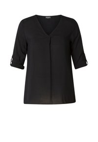 Zwarte, lichte V-hals blouse met driekwart mouwen en opneembare detail. Gladde textuur; geen zichtbare patronen of versieringen.