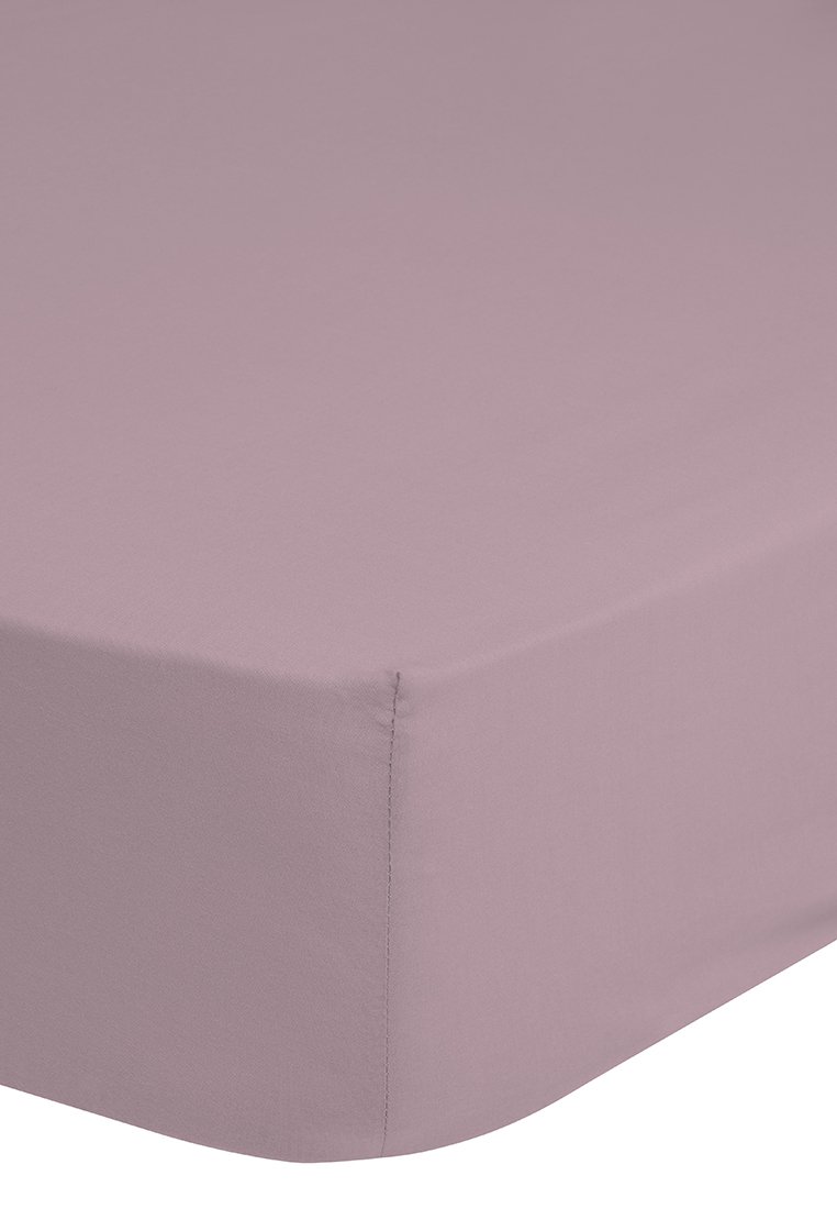 Housse de matelas mauve avec texture lisse, forme rectangulaire et bords élastiques pour un maintien sécurisé sur le matelas. Aucun motif ni matériel visible.