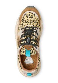 Sneaker in pelle e tessuto con stampa leopardata gialla, dettagli marroni, lacci neri e una linguetta blu sul tallone con una suola intermedia maculata.