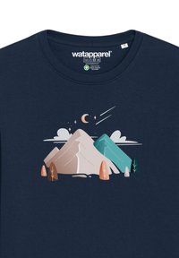 T-shirt bleu marine avec un motif de montagnes en beige et en teal, accompagné d'un croissant de lune et d'arbres dans des couleurs pastel douces.