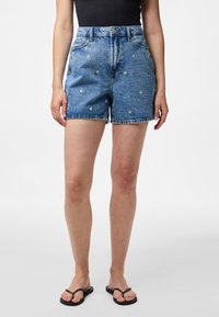 Pieces PCSKY - Kratke hlače iz džinsa - light blue denim/white