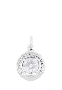 Pendenti in argento con una pietra centrale rotonda e trasparente, circondata da piccoli punti decorativi, e con un anello per l'attacco. Contrassegnato "925".