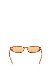 Aurinkolasit ruskealla sävyllä, joissa on ohut suorakulmainen kehys. Valmistettu kiiltävästä muovista, jossa on hopeiset yksityiskohdat temppeleissä.