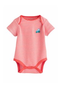 Piros-fehér csíkos rövid ujjú bababody, puha anyagból, kerek nyakkivágással és traktor hímzéssel díszítve.