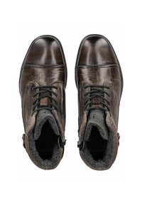 Bottines en cuir brun avec une finition texturée. Caractérisées par des œillets en métal, des lacets foncés et une doublure en laine. Bout rond et intérieur rembourré.