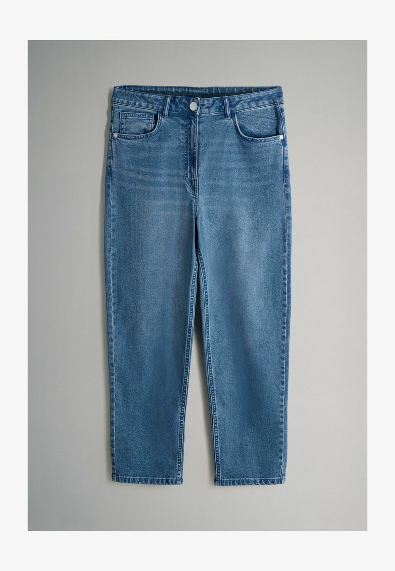 Jeans de denim de color azul claro con corte recto, diseño de cinco bolsillos y costuras visibles. Presenta un cierre de botón en la parte delantera y trabillas para cinturón.