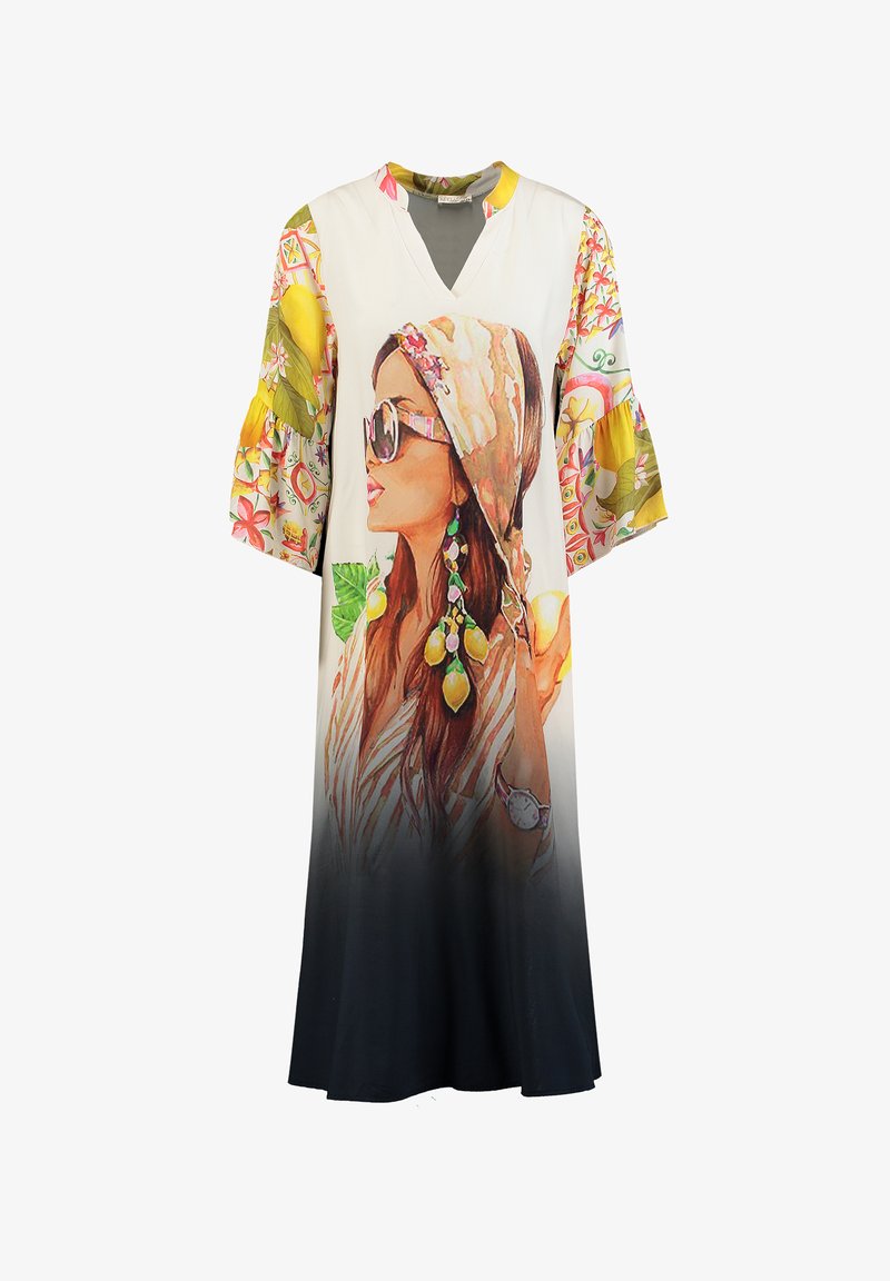 Vestido largo con escote en V, mangas anchas con estampado floral, degradado de color de blanco a negro y una gran pintura de una mujer con gafas de sol y pendientes en la parte frontal.