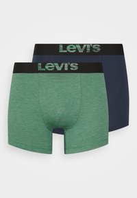 Zwei Paare Levi's Boxershorts in Grün und Marineblau. Sie verfügen über einen schwarzen elastischen Bund mit dem Markennamen in einem gestreiften Design.