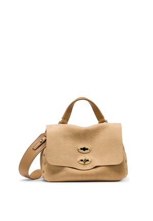Piccola borsa a mano beige in pelle con manico superiore, pattina frontale, due chiusure dorate a rotazione e tracolla lunga regolabile.
