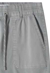 Pantalones cortos casuales de color gris claro con cintura elástica, cordón, trabilla para cinturón y bolsillo delantero con detalle de remache.