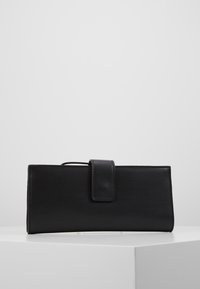 Musta nahkainen lompakko, jossa on suorakulmainen muoto ja sileä pinta. Varustettu läppäsuljennalla ja vähäisellä ommelkoristeella.