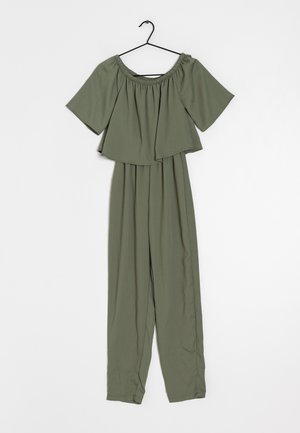 Combinaison vert olive à épaules dénudées avec manches courtes, encolure élastique, et pantalon à jambes larges suspendue à un cintre noir.