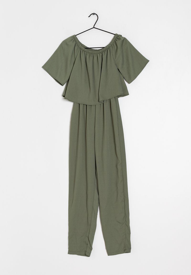 Combinaison vert olive à épaules dénudées avec manches courtes, encolure élastique, et pantalon à jambes larges suspendue à un cintre noir.