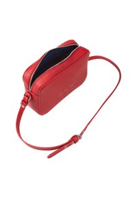 Röd läder crossbody-väska med en strukturerad form, dragkedjestängning och präglad logotyp. Har en lång justerbar rem och en slät textur.