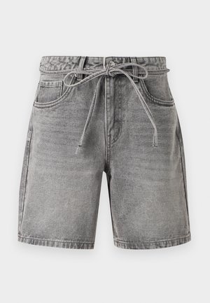 Pantaloni scurți din denim gri cu talie înaltă, buzunare frontale și o centură subțire din material legată într-o fundă în talie.