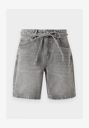 Pantaloni scurți din denim gri cu talie înaltă, buzunare frontale și o centură subțire din material legată într-o fundă în talie.