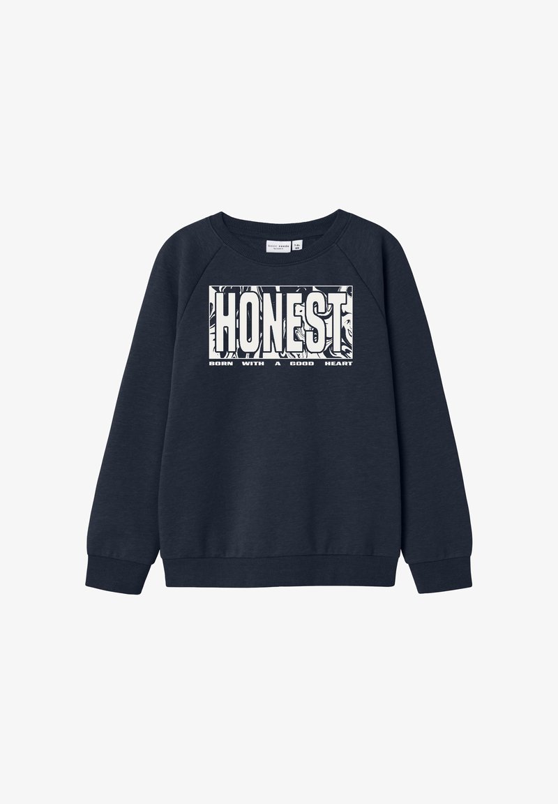 Námornícky bavlnený sveter s raglánovými rukávmi. Na prednej strane sa nachádza výrazná biela grafika s nápismi "ÚPRIMNÝ" a "NARODENÝ S DOBRÝM SRDCOM".