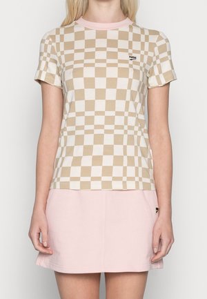 Koszulka z krótkim rękawem w beżowo-białą kratę z różowym ściągaczem przy kołnierzy. Posiada małe czarne logo na klatce piersiowej.