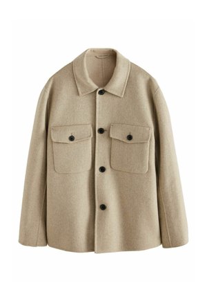 Chaqueta de mezcla de lana beige con cuello, que presenta dos bolsillos frontales, botones negros y un corte relajado. Textura suave y diseño limpio.