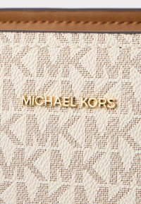 MICHAEL Michael Kors MOORELG - Bevásárlótáska - vanilla/acrn
