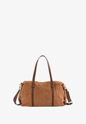 Braune Wildleder-Dufflebag mit langen Ledergriffen, abnehmbarem Schulterriemen und silbernem Reißverschluss, vor einem weißen Hintergrund stehend.